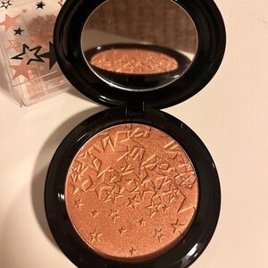MAC Opalescent Finishing Powder - "Rising Star"